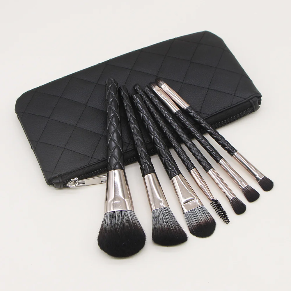 A set of 7 crocodile makeup brushes - DADA A set of 7 crocodile makeup brushes